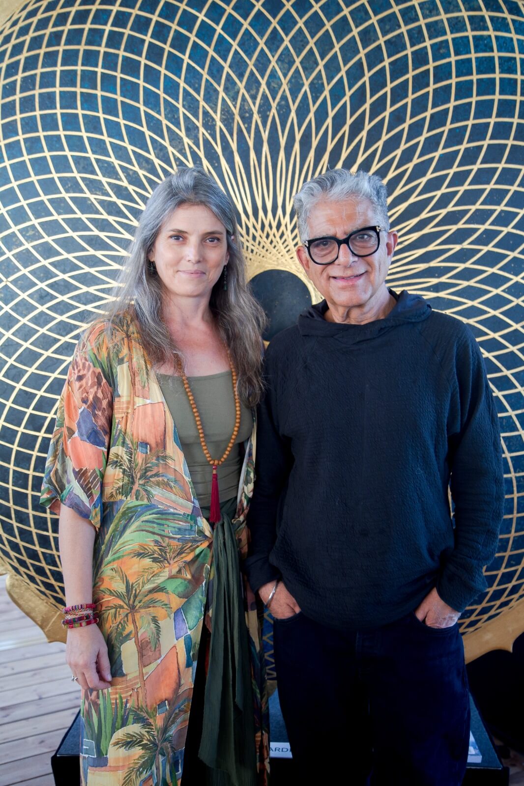 Eliana Ciardi con Deepak Chopra delante del Toroide