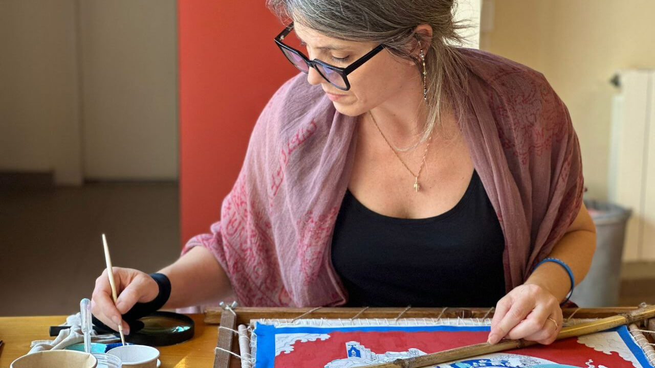 Eliana Ciardi pintando una Thangka