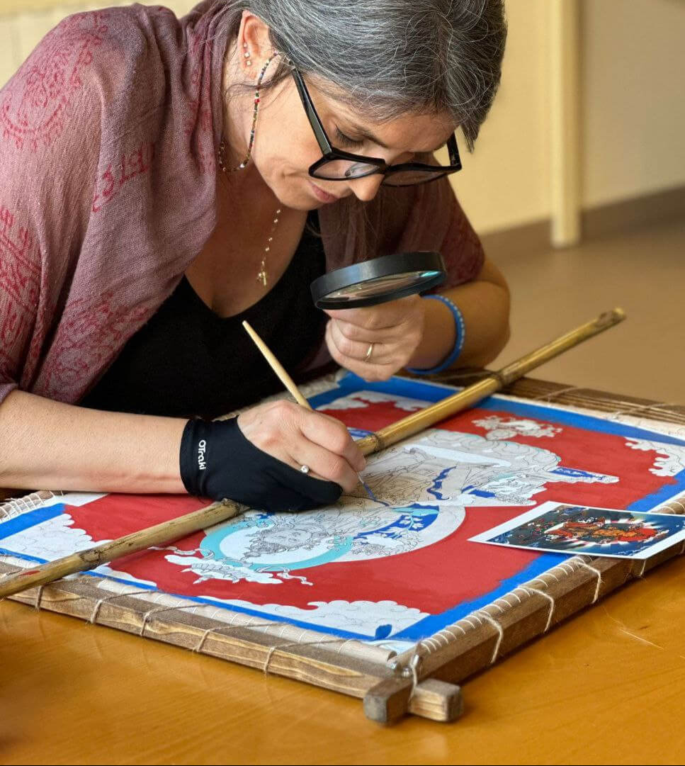 Eliana Ciardi pintando una Thangka