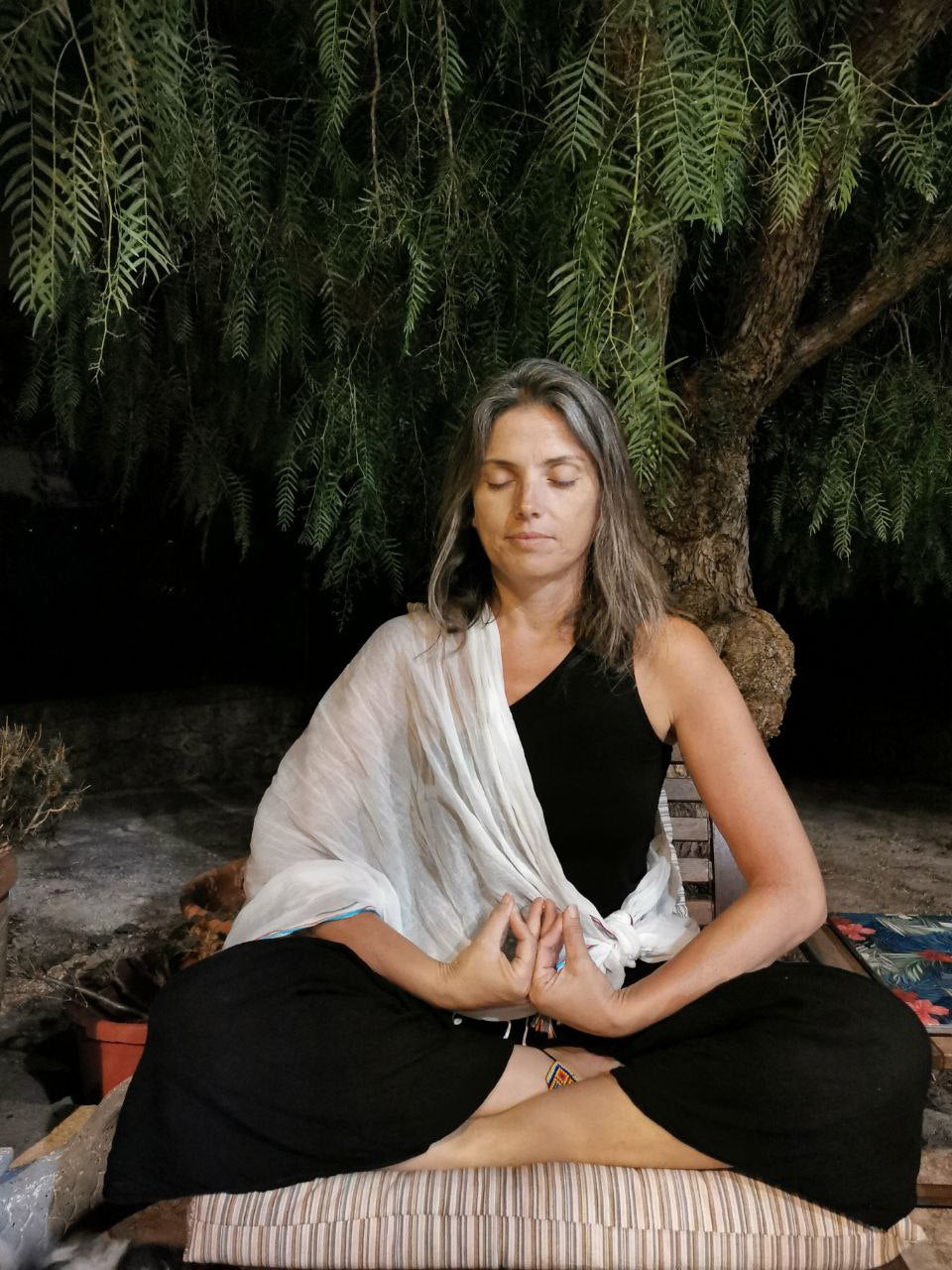 Eliana Ciardi sentada en postua de loto en meditacion