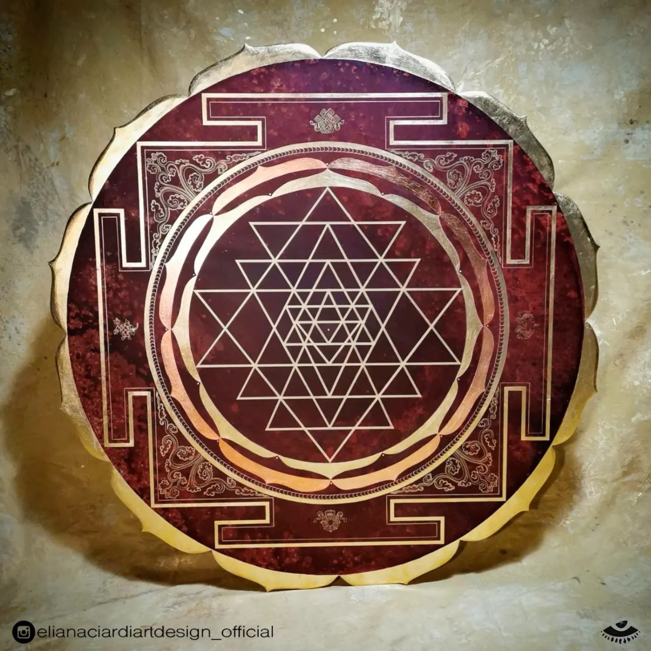 Sri Yantra mandala de geometria sagrada con triangulos dorado