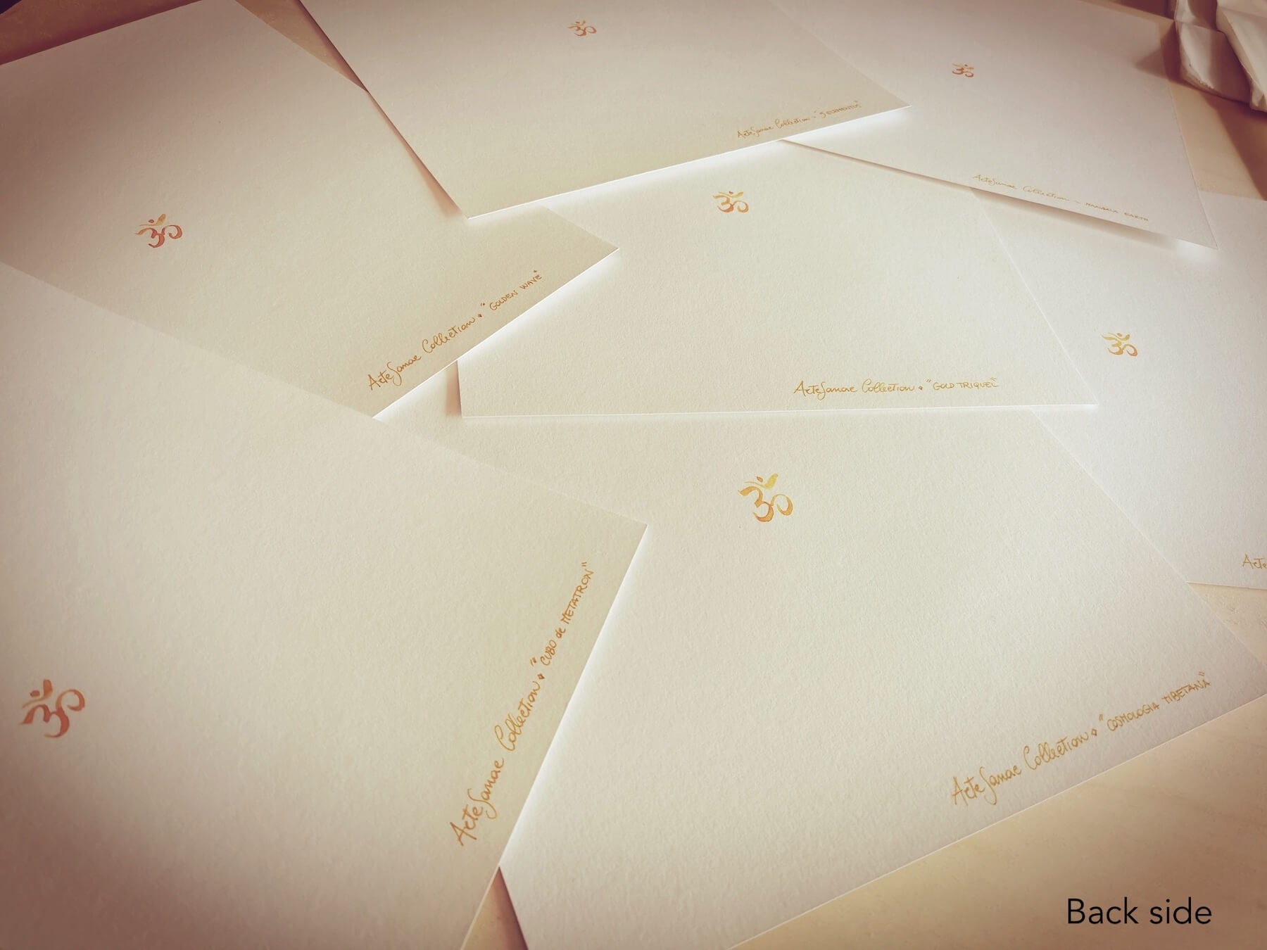 OM pintado en la parte trasera de la lamina