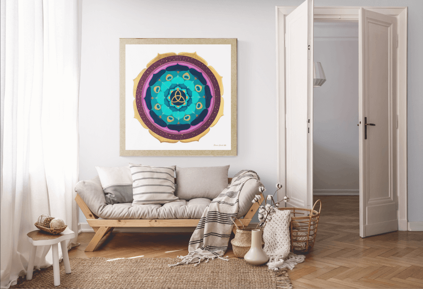 Mandala Gold Triquel colgado en salon con sofa