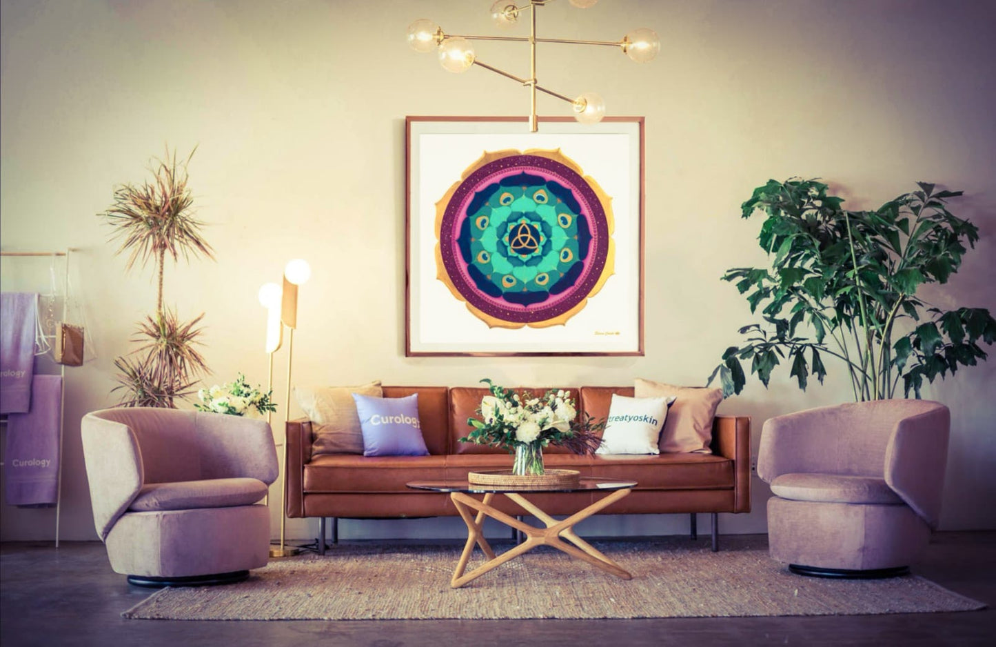 Mandala Gold Triquel colgado en un salon