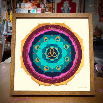 Gold triquel enmarcado con marco de madera