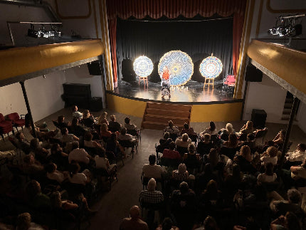 Meditacion grupal en el teatro con los mandalas de geometria sagrada