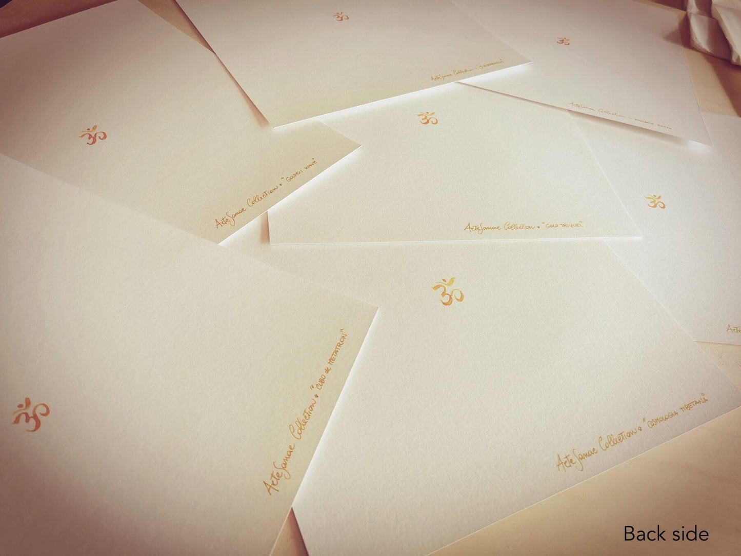 Reverso del Sri Yantra con símbolo Om y nombre del mandala pintados a mano por Eliana Ciardi, detalle artesanal que completa la pieza sagrada