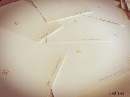 Reverso del Sri Yantra con símbolo Om y nombre del mandala pintados a mano por Eliana Ciardi, detalle artesanal que completa la pieza sagrada