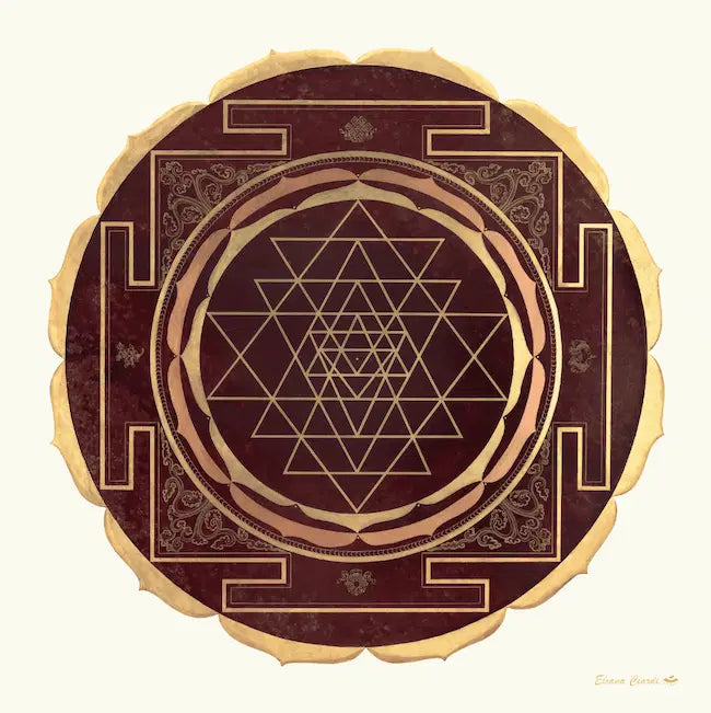 Sri Yantra mandala sagrado hindú con pigmento dorado aplicado a mano, geometría universal con 9 triángulos entrelazados y bindu central para meditación, creado por Eliana Ciardi