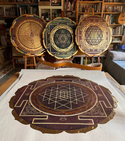 Sri Yantra mandala de 100x100cm con pigmento dorado aplicado a mano, edición gran formato para crear punto focal impactante en espacios amplios