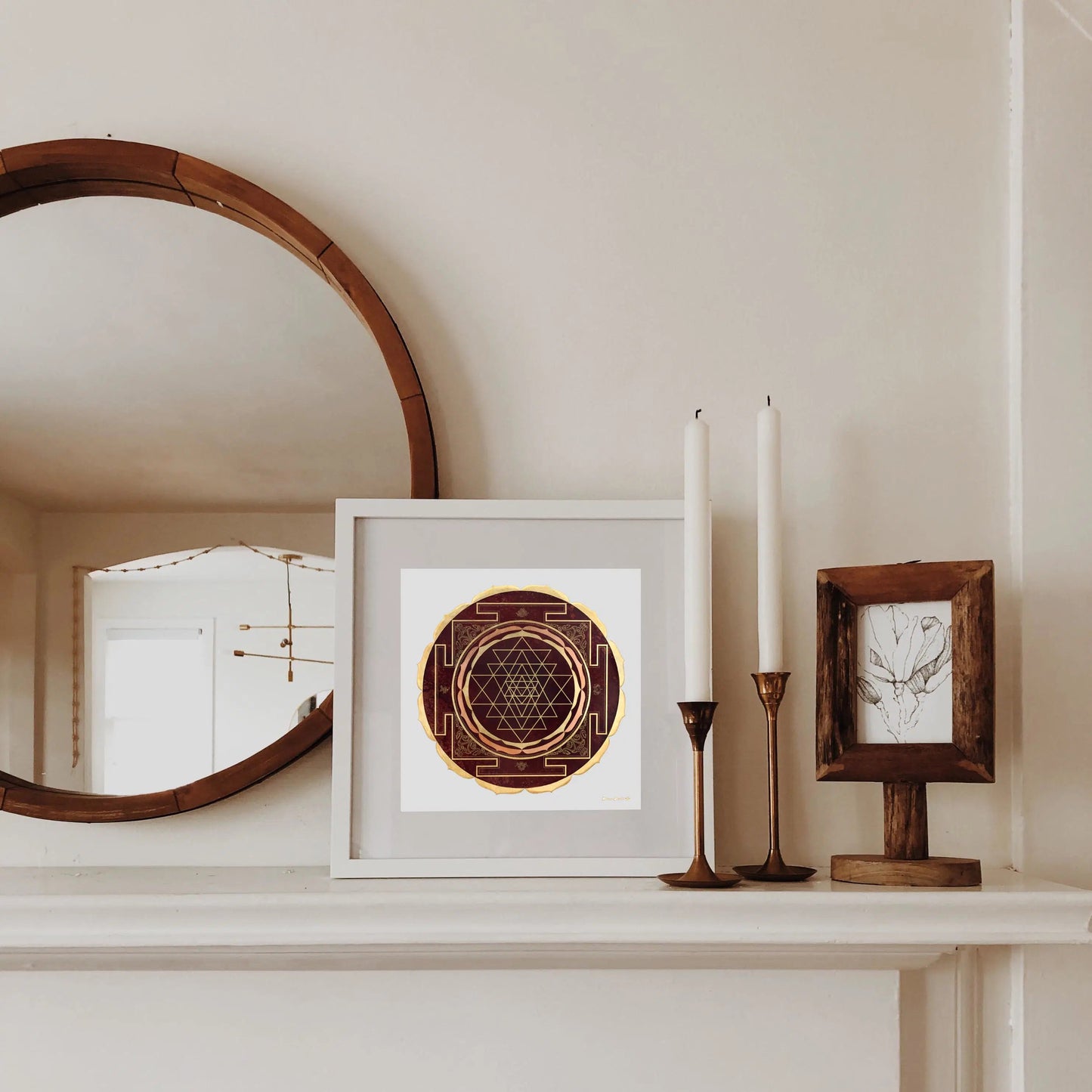 Sri Yantra mandala enmarcado en marco de madera blanca, estilo minimalista perfecto para espacios nórdicos y decoración consciente del hogar