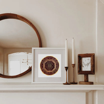 Sri Yantra mandala enmarcado en marco de madera blanca, estilo minimalista perfecto para espacios nórdicos y decoración consciente del hogar