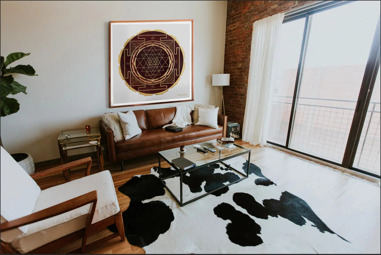 Sri Yantra mandala sagrado en salón, geometría universal que transforma espacios cotidianos en templos de armonía y coherencia energética