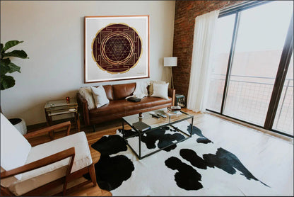Sri Yantra mandala sagrado en salón, geometría universal que transforma espacios cotidianos en templos de armonía y coherencia energética