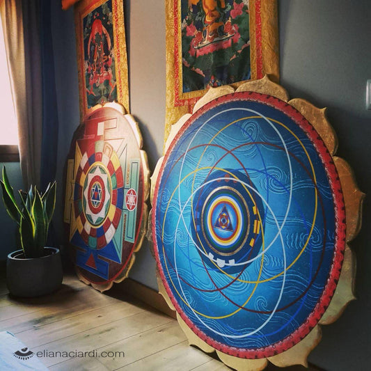 Mandala de la cosmologia tibetana budista azul con circulos y triángulo central
