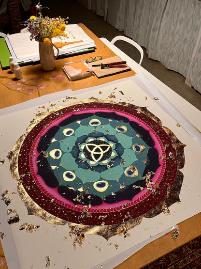 Mandala Triskel con pan de oro