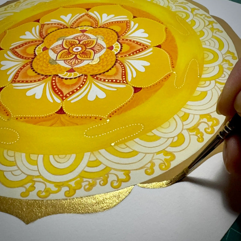 Mandala pintado a mano con pigmento dorado