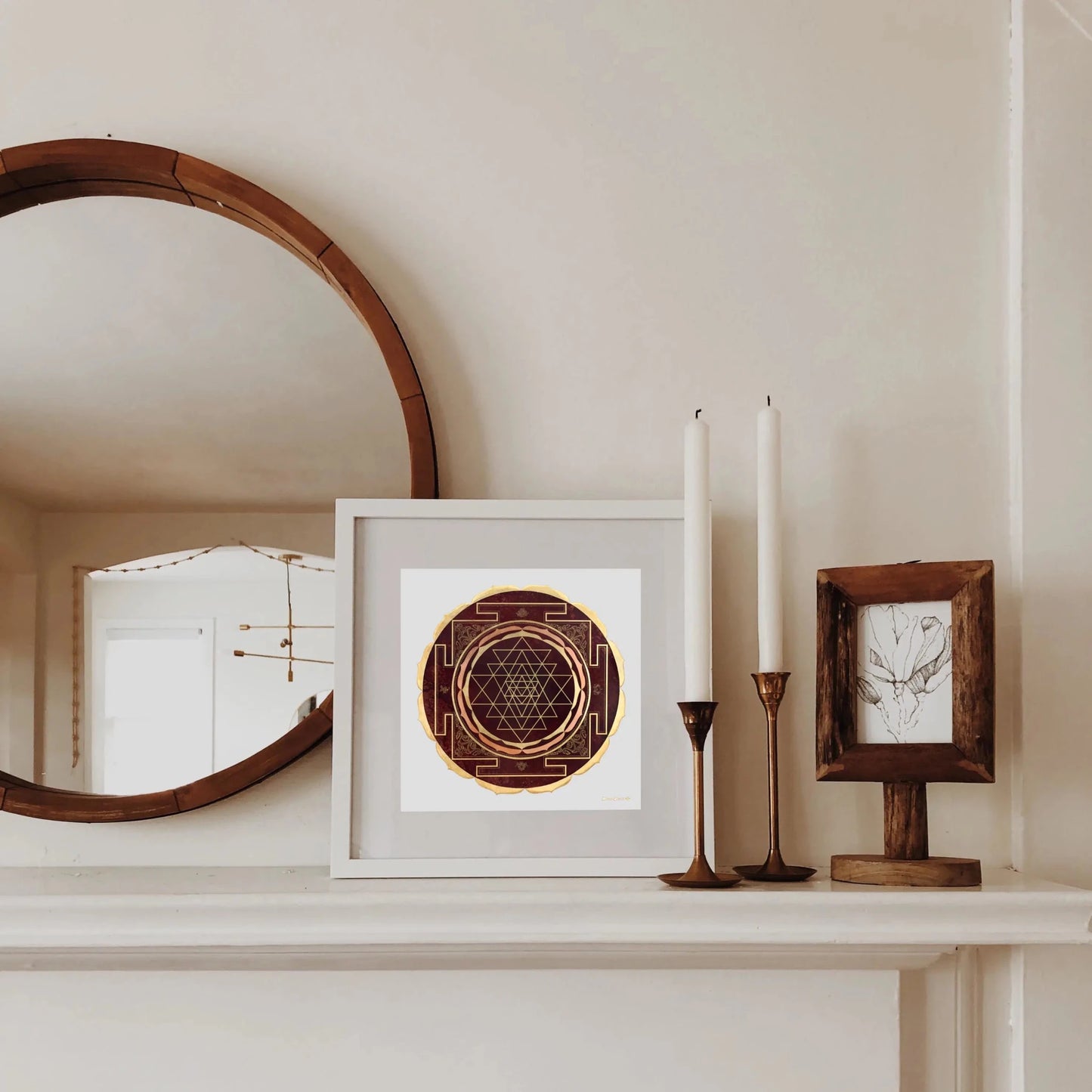 Sri Yantra mandala enmarcado en marco de madera blanca, estilo minimalista perfecto para espacios nórdicos y decoración consciente del hogar